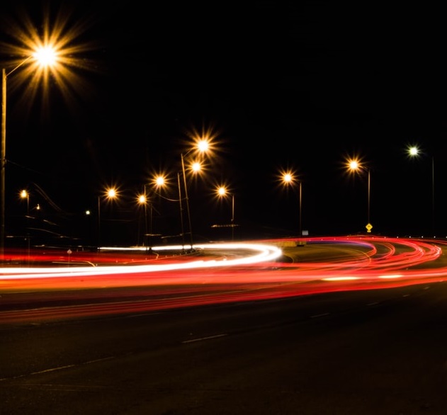 Движение автомобилей на ночной дороге